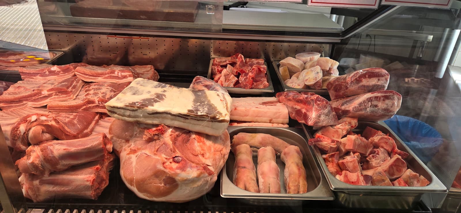 Cortes de cerdo en el mostrador