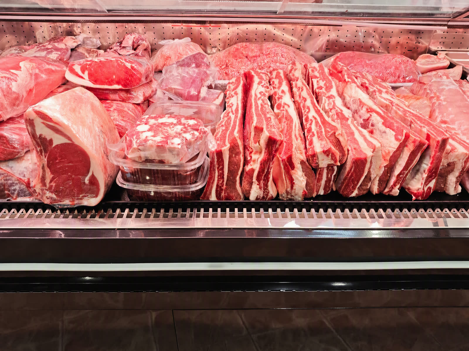 Vitrina de vacuno con asado de tira y cortes para la parrilla