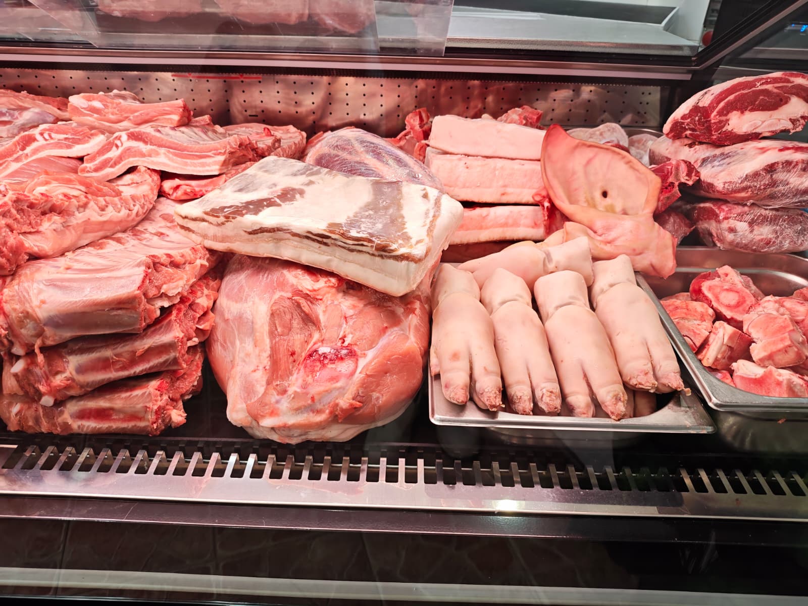 Cortes de cerdo en la vitrina