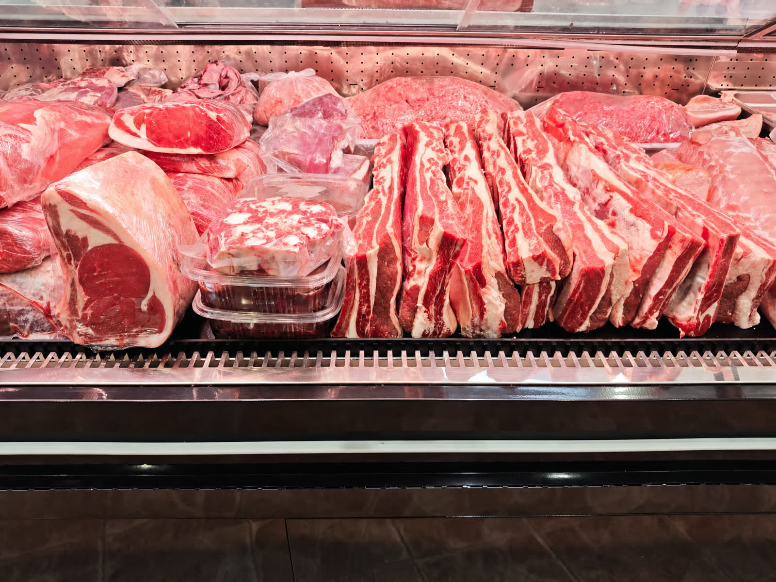 Vitrina de Carnicería Merche con los cortes de vacuno del día